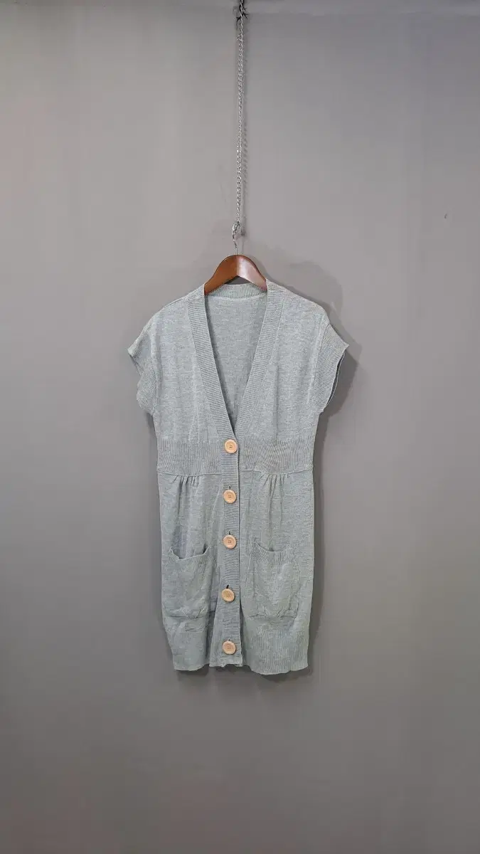 Long-knit vest with big buttons n