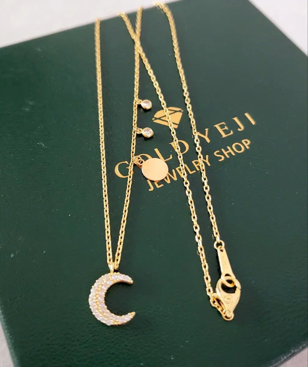 18k Moon Charm Necklace/Regular Size