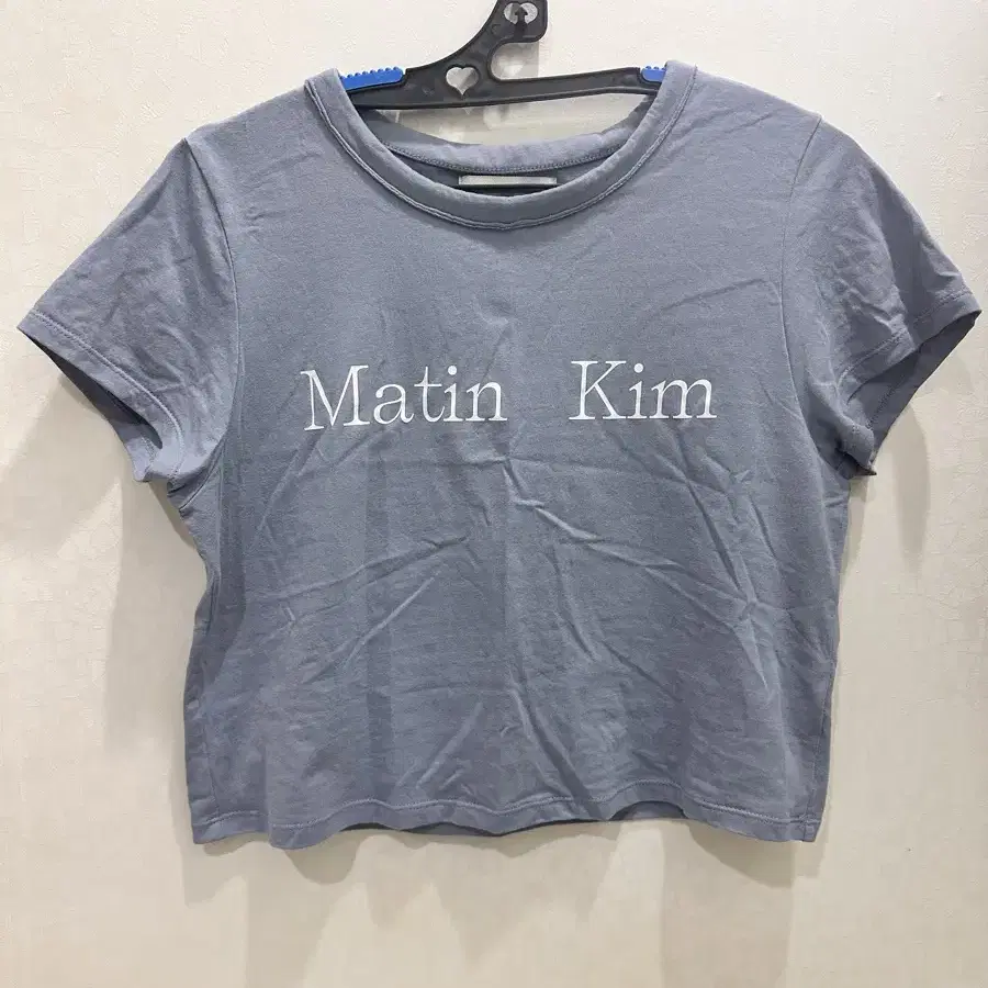 MATIN LOGO CROP TOP IN SMOKE BLUE