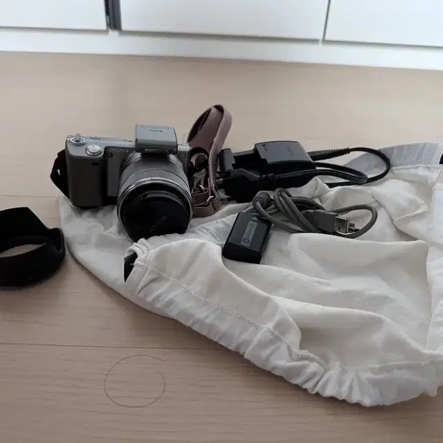 소니 SONY NEX-5 미러리스 + SELP1650 렌즈 15만에 팝니