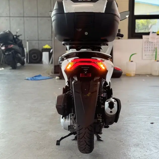 21년식 PCX125 ABS모델 4천KM 앞뒤블박 신차급 판매합니다.