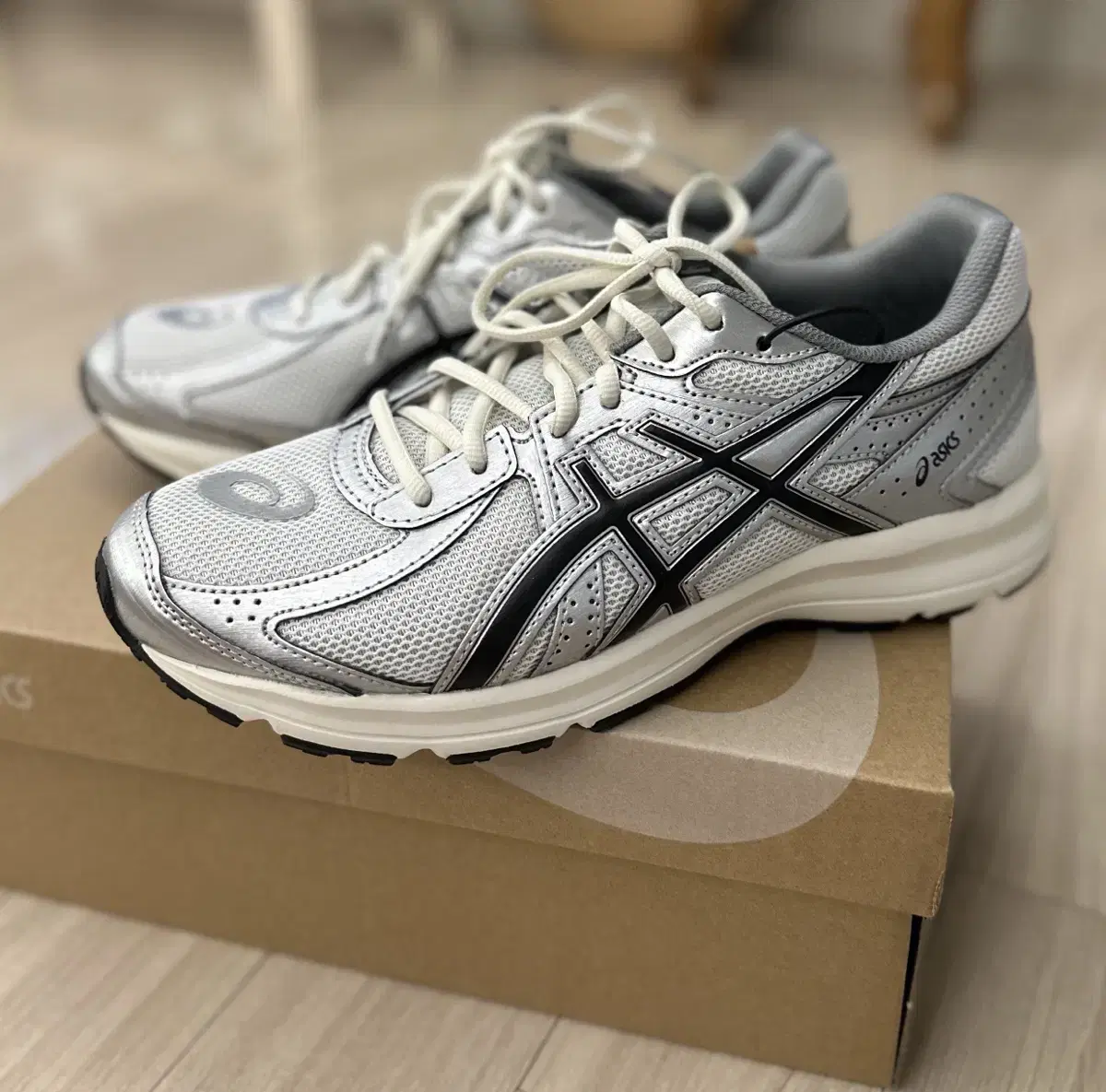 New) Asics Jog 100s White Black 2E Wide 255