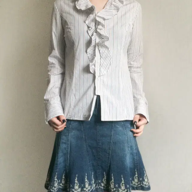 Frill point stripe pattern shirt