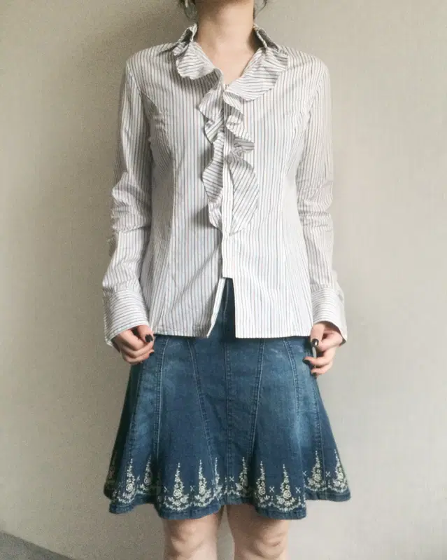 Frill point stripe pattern shirt