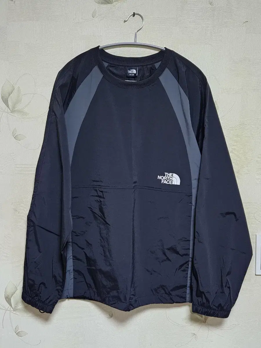 The North Face Woven Sweatshirt Black 105