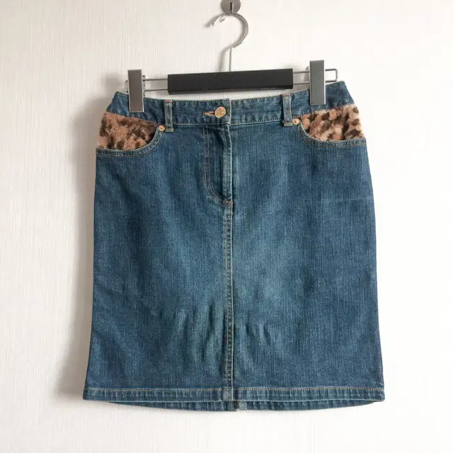 Fake fur trimming denim skirt