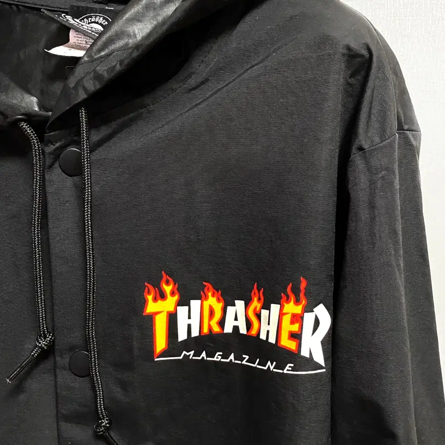 (새제품) THRASHER 트레셔 플레임 매거진 코치자켓 블랙 라지