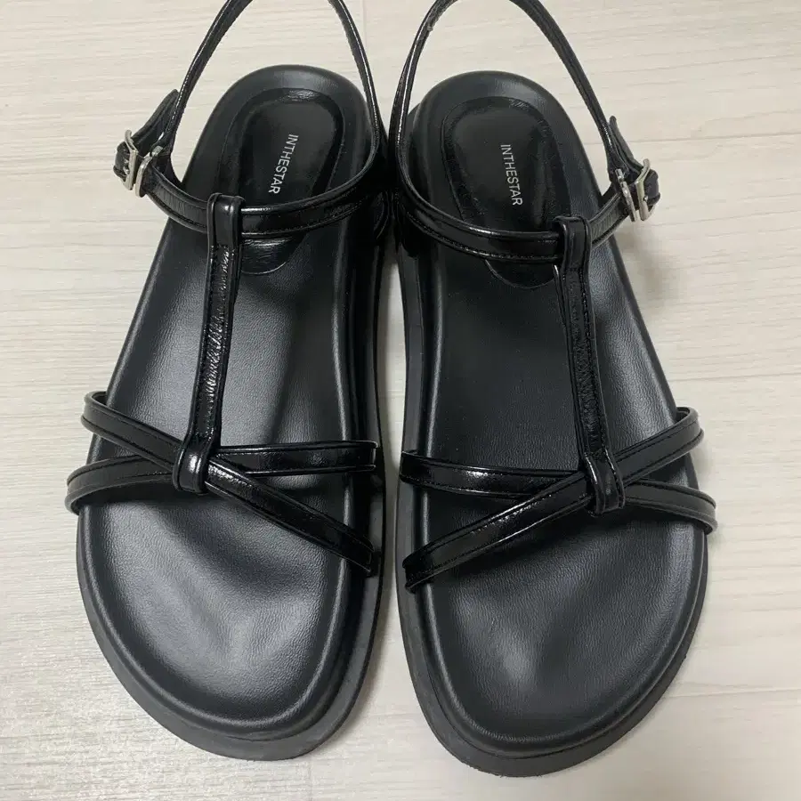 (240/발볼넓힘)인더스타 Line T-Strap Sandals