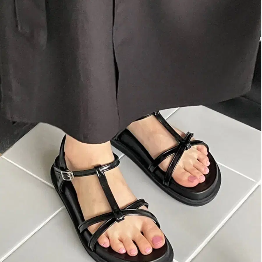 (240/발볼넓힘)인더스타 Line T-Strap Sandals