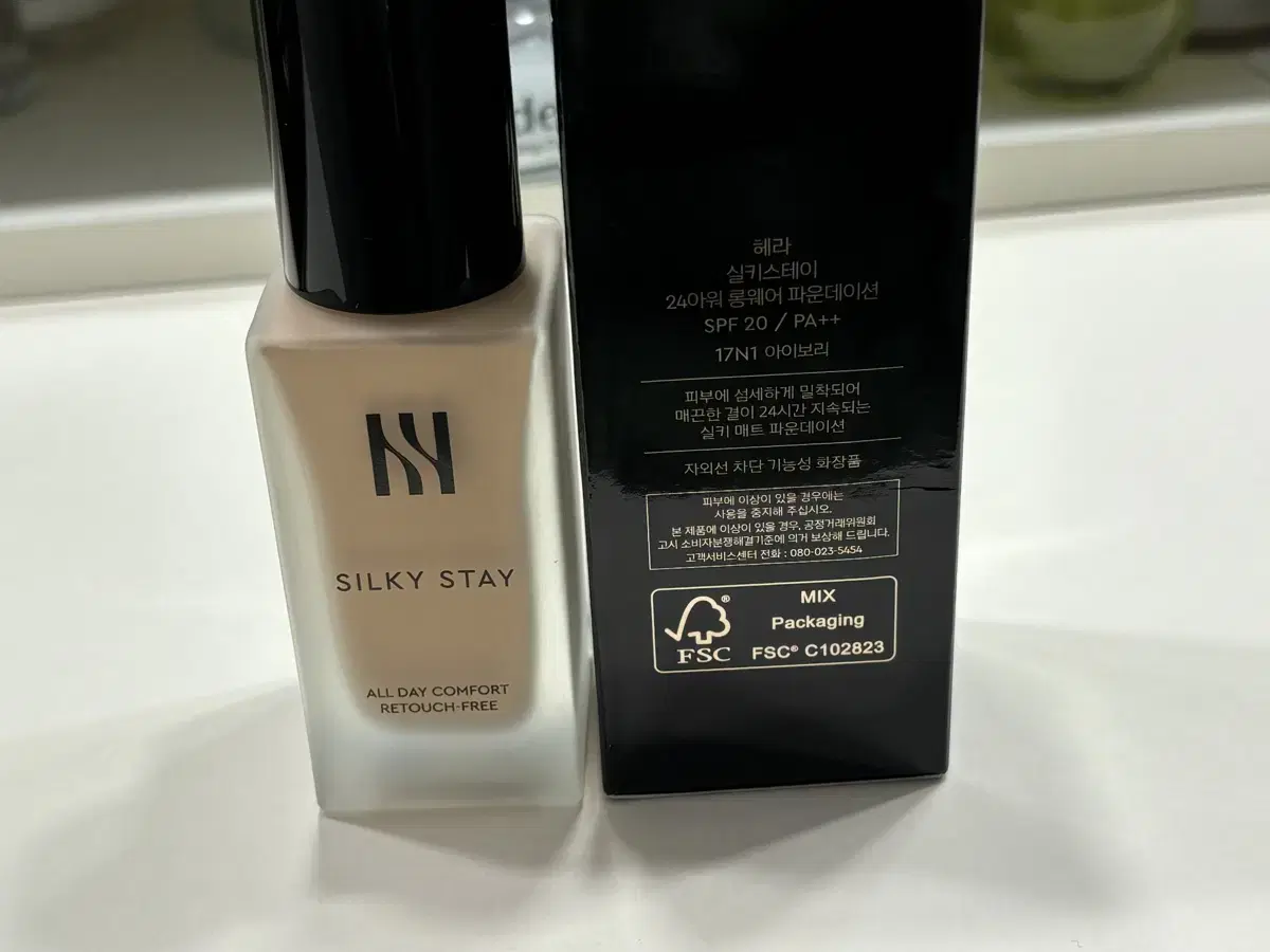 HERA Silky Stay Foundation 17N1 Ivory