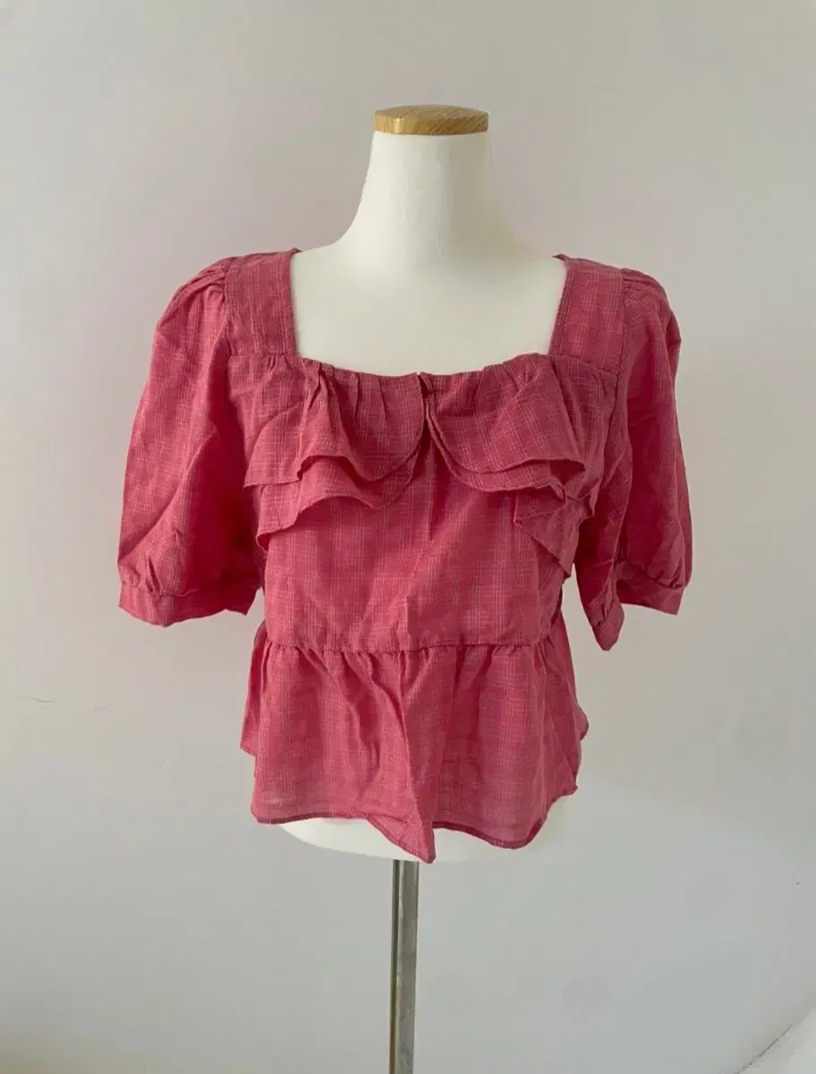 Red vahn-sleeved shirring blouse