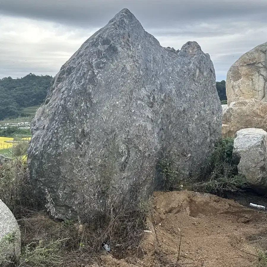 조경석, 간판석, 파쇄석, 경계석, 암석 등 판매합니다.