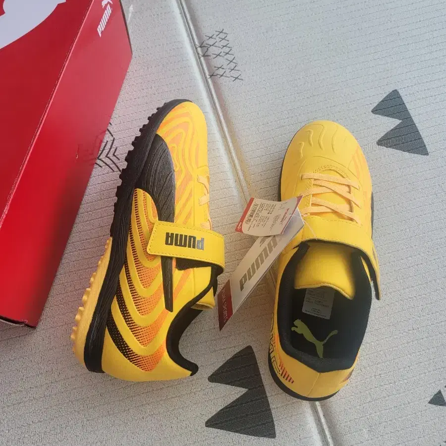 아동 풋살화 박스채 새상품 PUMA 225 230 235