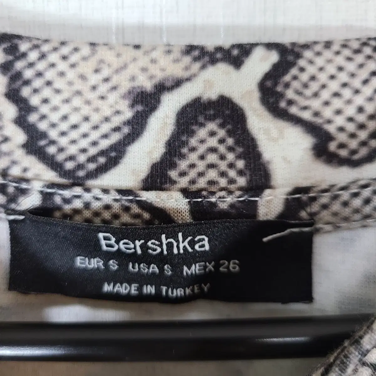 Bershka 여성티셔츠 스네이크무늬 크롭티셔츠 S