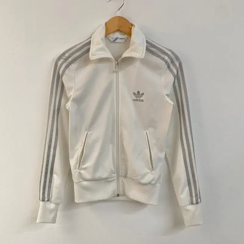 [85] Adidas white and silver jersey back logo