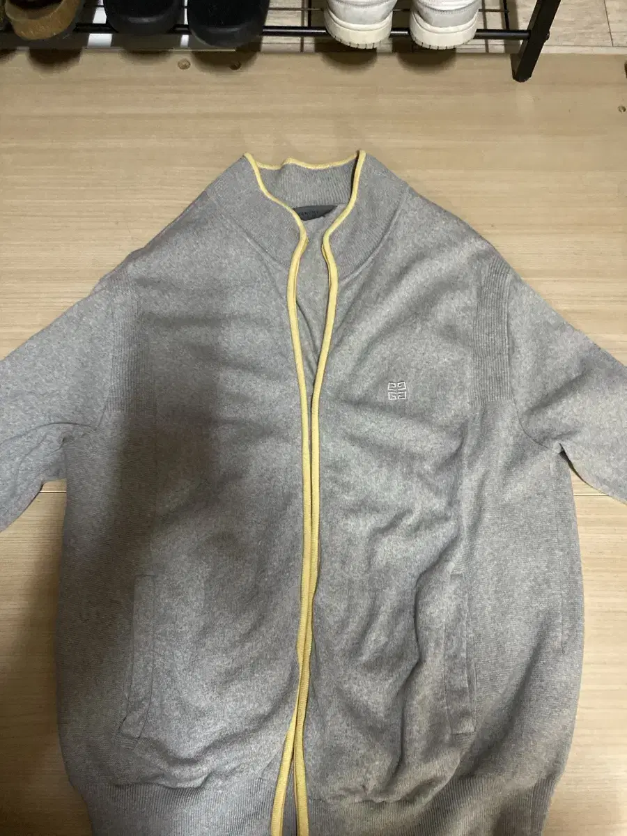 Givenchy Cardigan 100 Quick sale