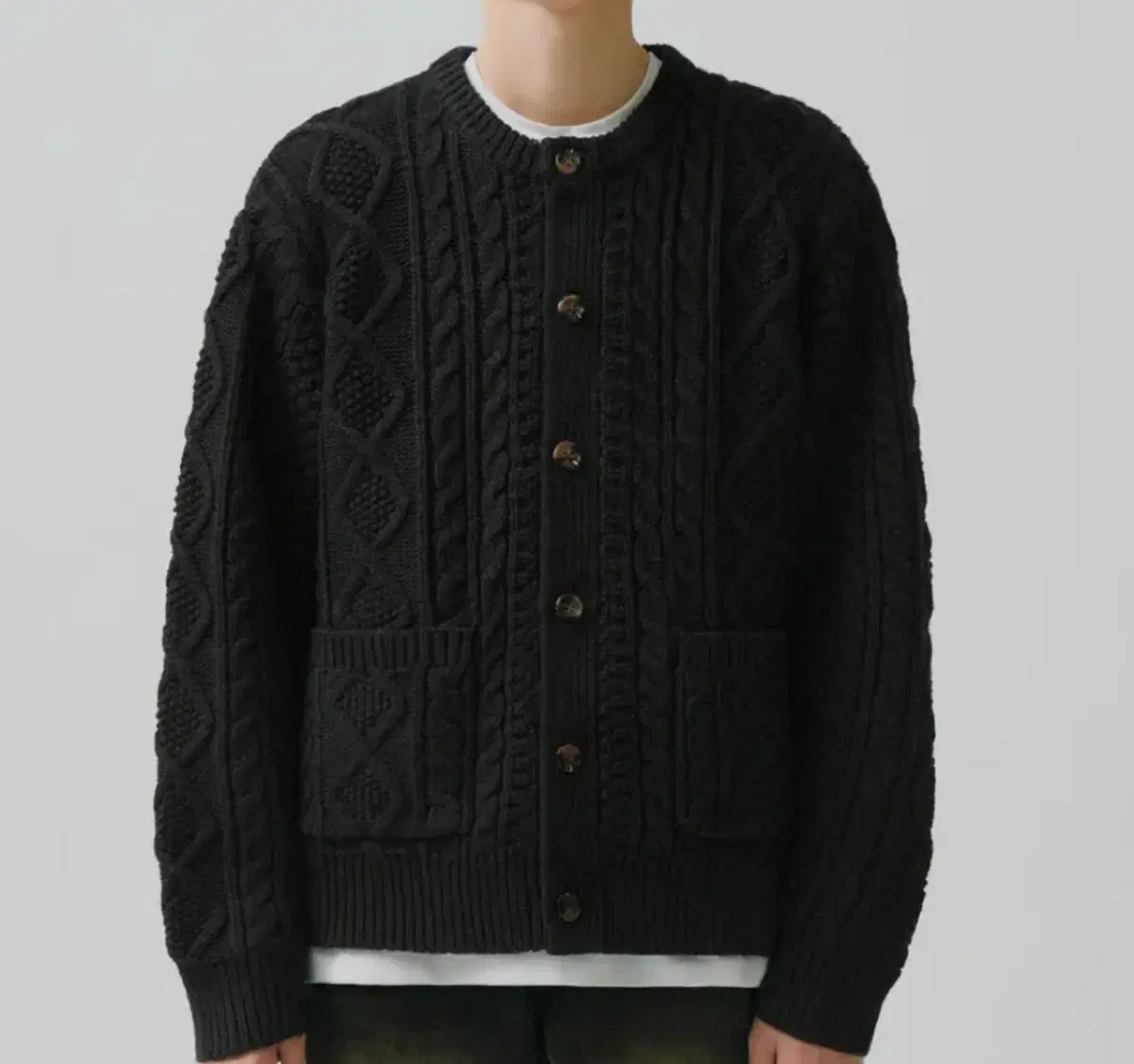 Cable Round Button Knit