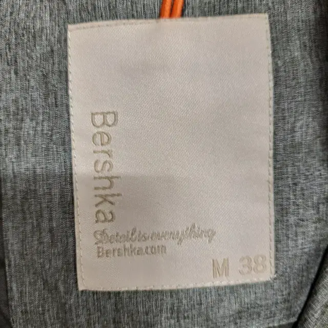 bershka 버쉬카 바람막이후드점퍼(95)