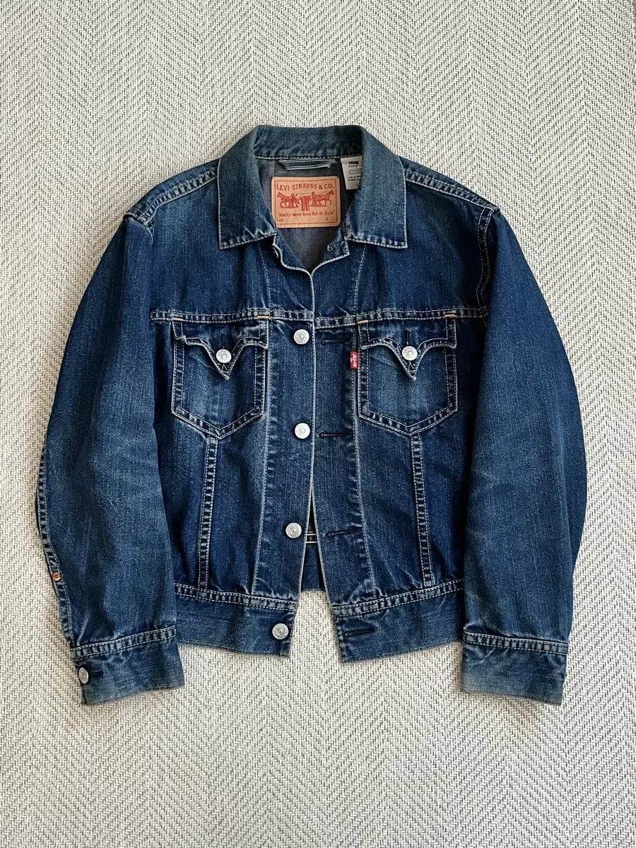 L) Levi's Medium Blue Jeans Tucker Jacket