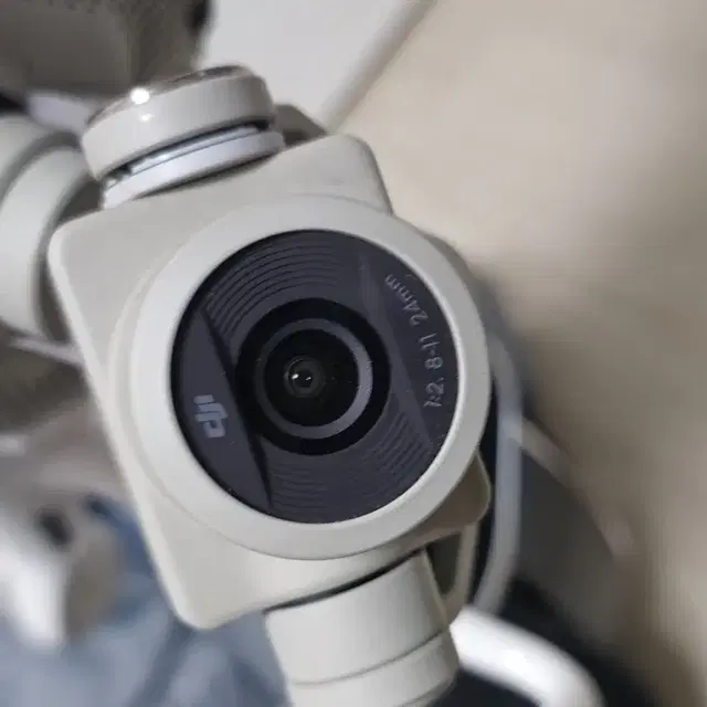 DJI 팬텀 4 pro v2.0 팝니다.(조종기 2개, 배터리 7개)