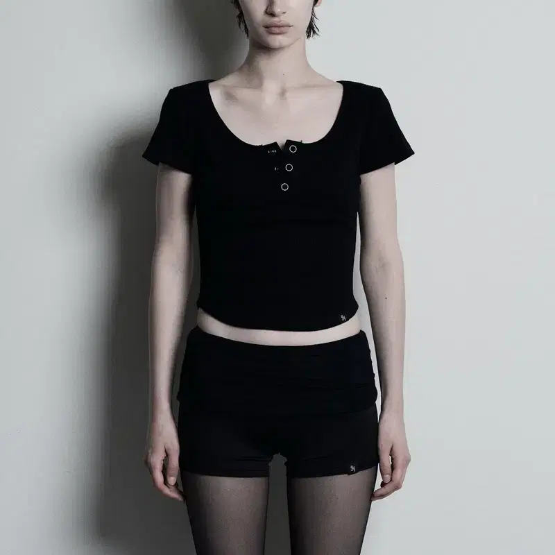 시너진 LINE BUTTON SHORT SLEEVE BLACK