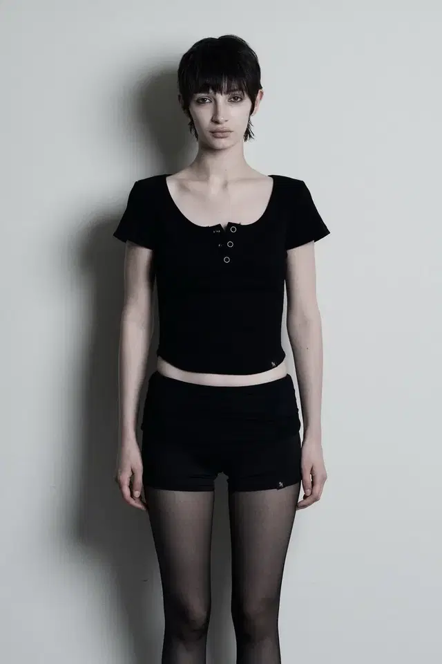 시너진 LINE BUTTON SHORT SLEEVE BLACK