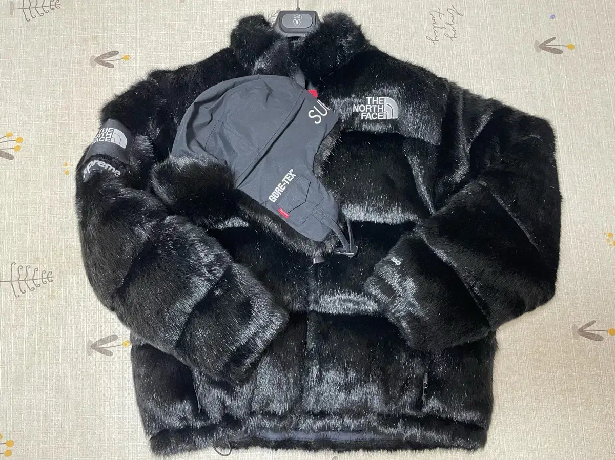 [L] Supreme The North Face Fur Napsie Hat Set