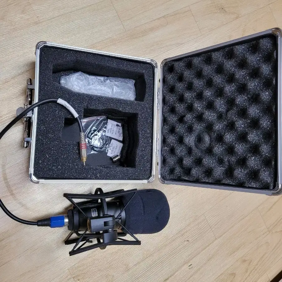 AKG P420 마이크