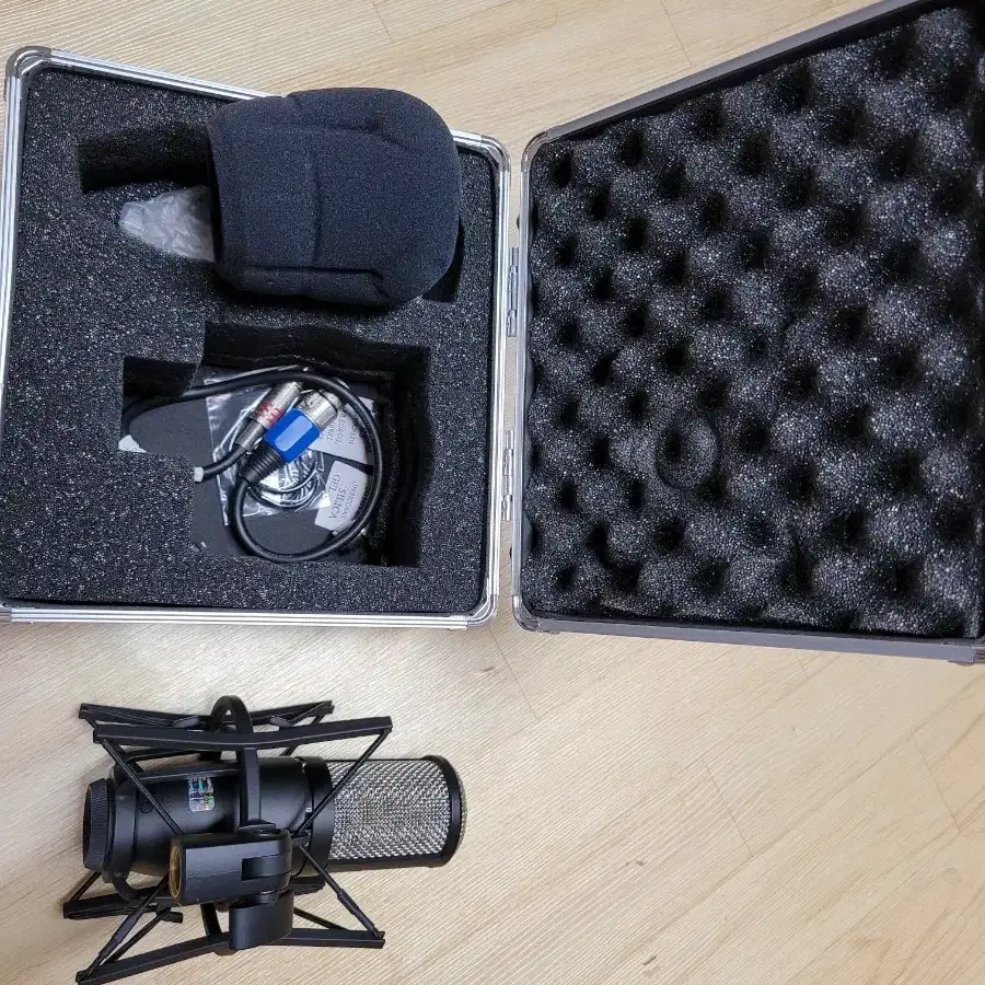 AKG P420 마이크