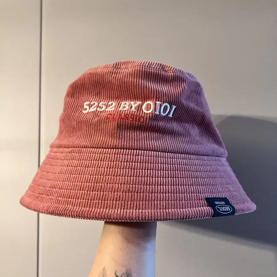 oioi모자 버킷햇 LABEL POINT CORDUROY BUCKET