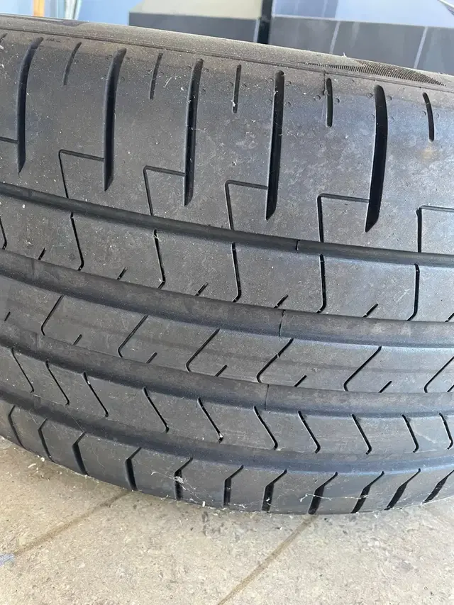 피렐리 중고 275/40R21 런플릿타이어 판매합니다.