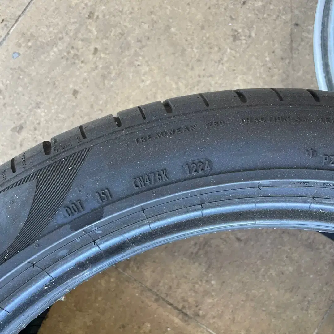 피렐리 중고 275/40R21 런플릿타이어 판매합니다.