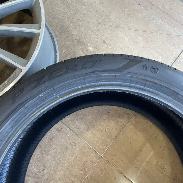 피렐리 중고 275/40R21 런플릿타이어 판매합니다.