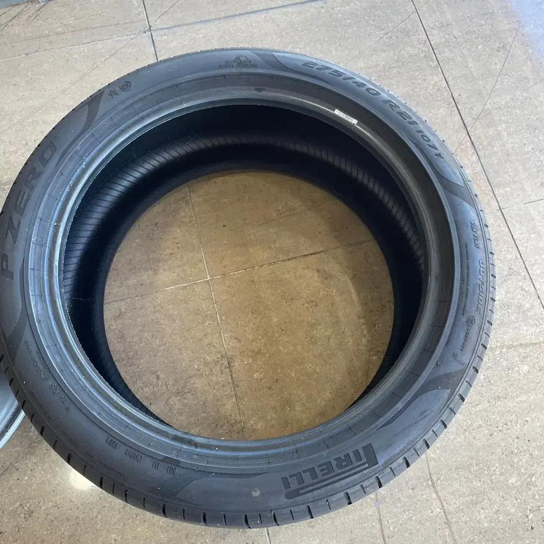 피렐리 중고 275/40R21 런플릿타이어 판매합니다.