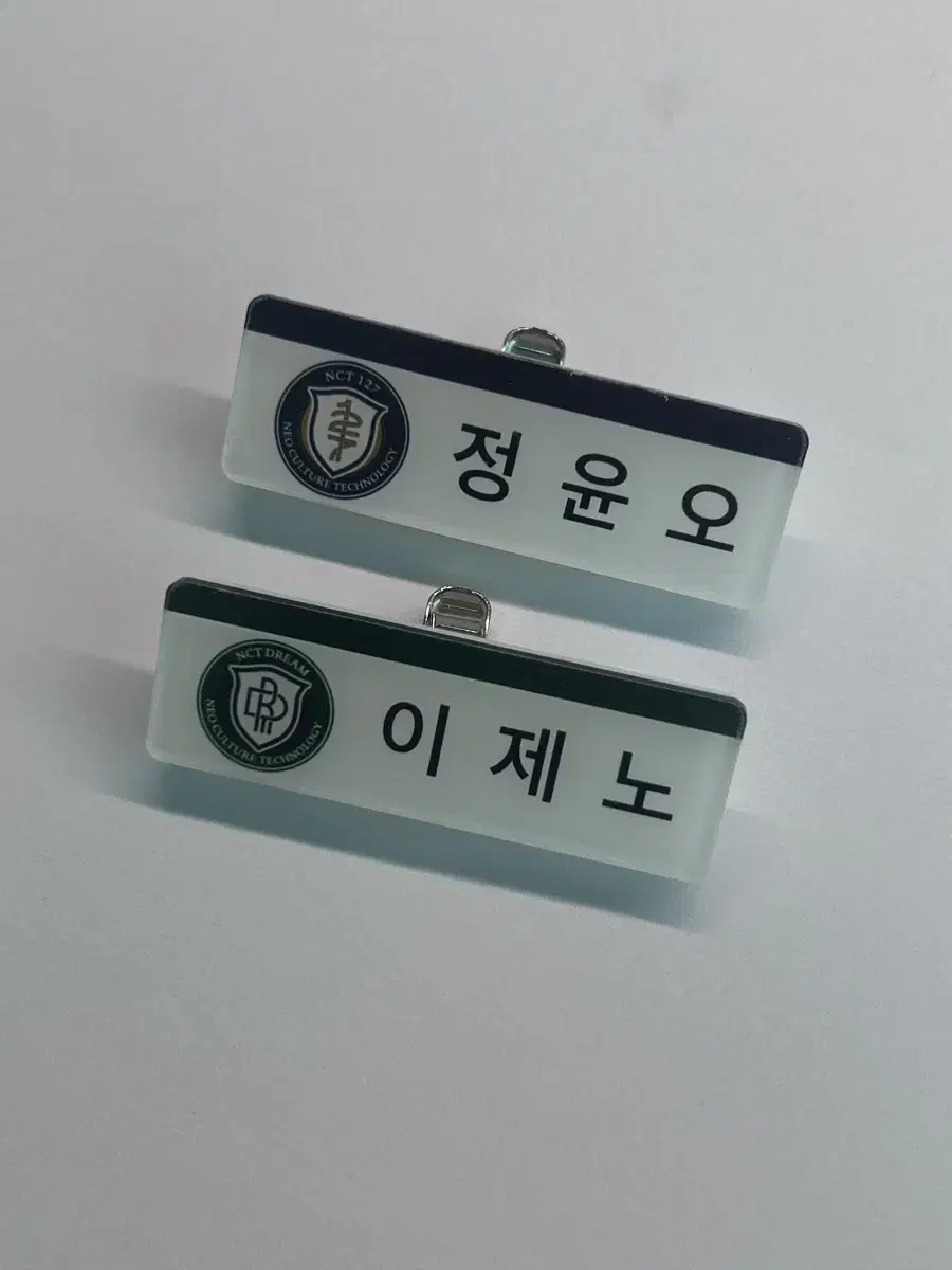 Jaehyun Chung lee jeno name badge wts do it.