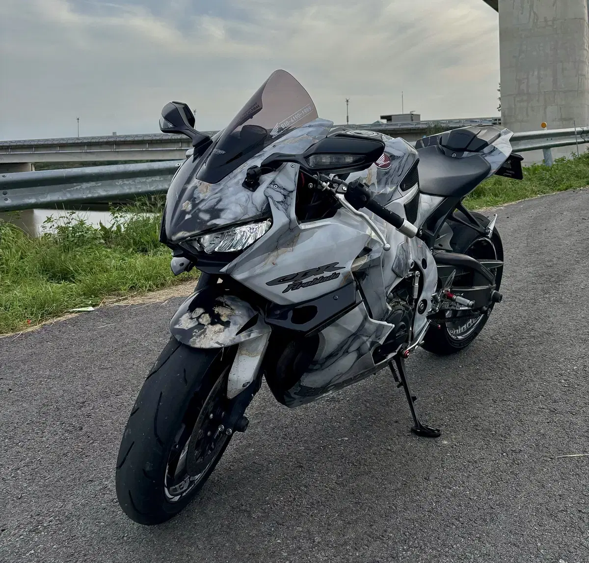 cbr1000rr 19년식 19,xxx m4 배기 판매합니다