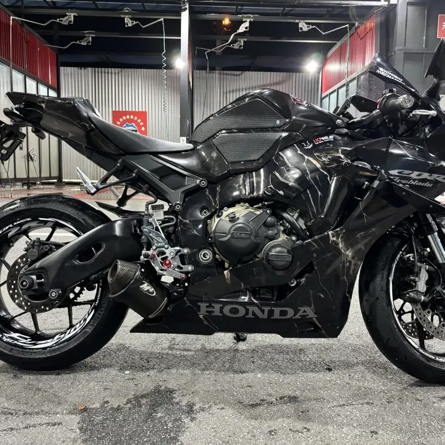 cbr1000rr 19년식 20,xxx m4 배기 판매합니다