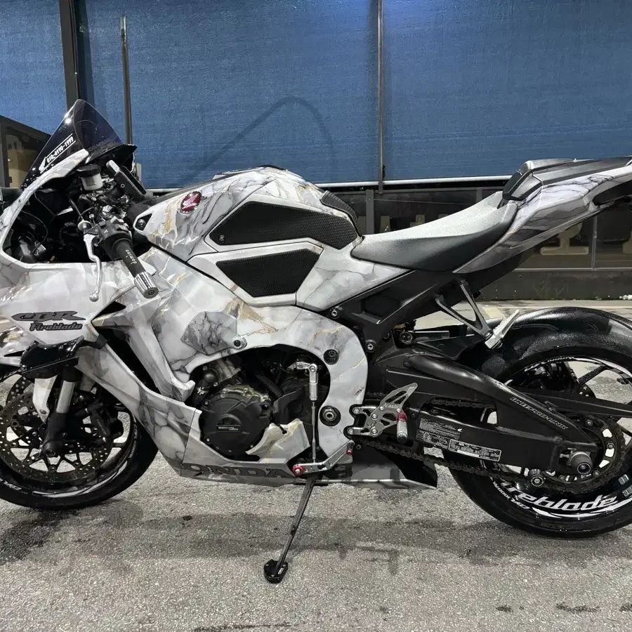 cbr1000rr 19년식 20,xxx m4 배기 판매합니다