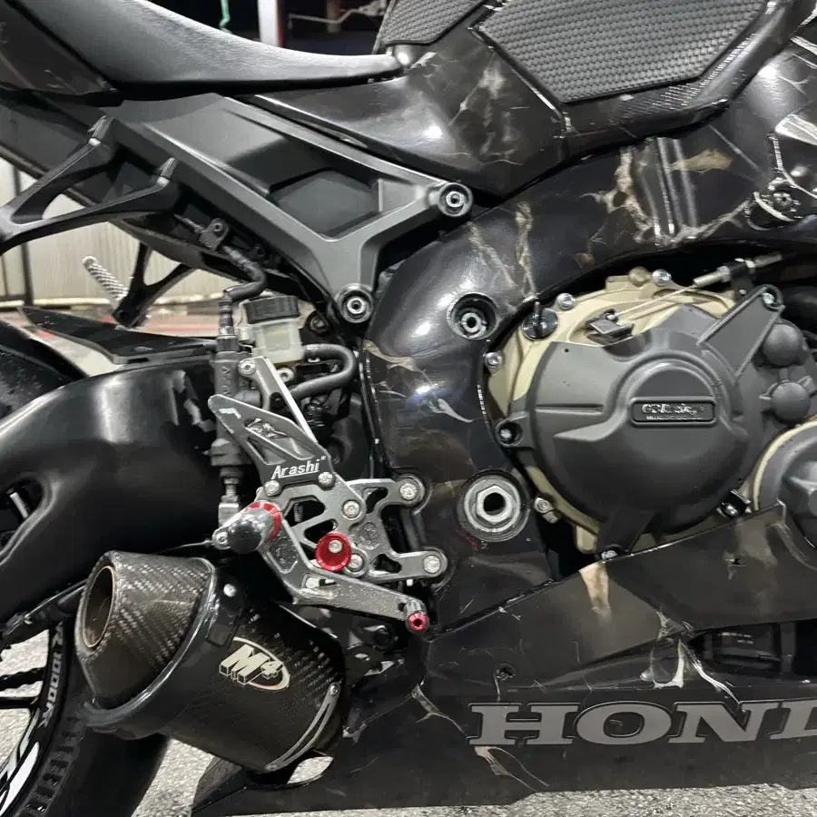 cbr1000rr 19년식 20,xxx m4 배기 판매합니다