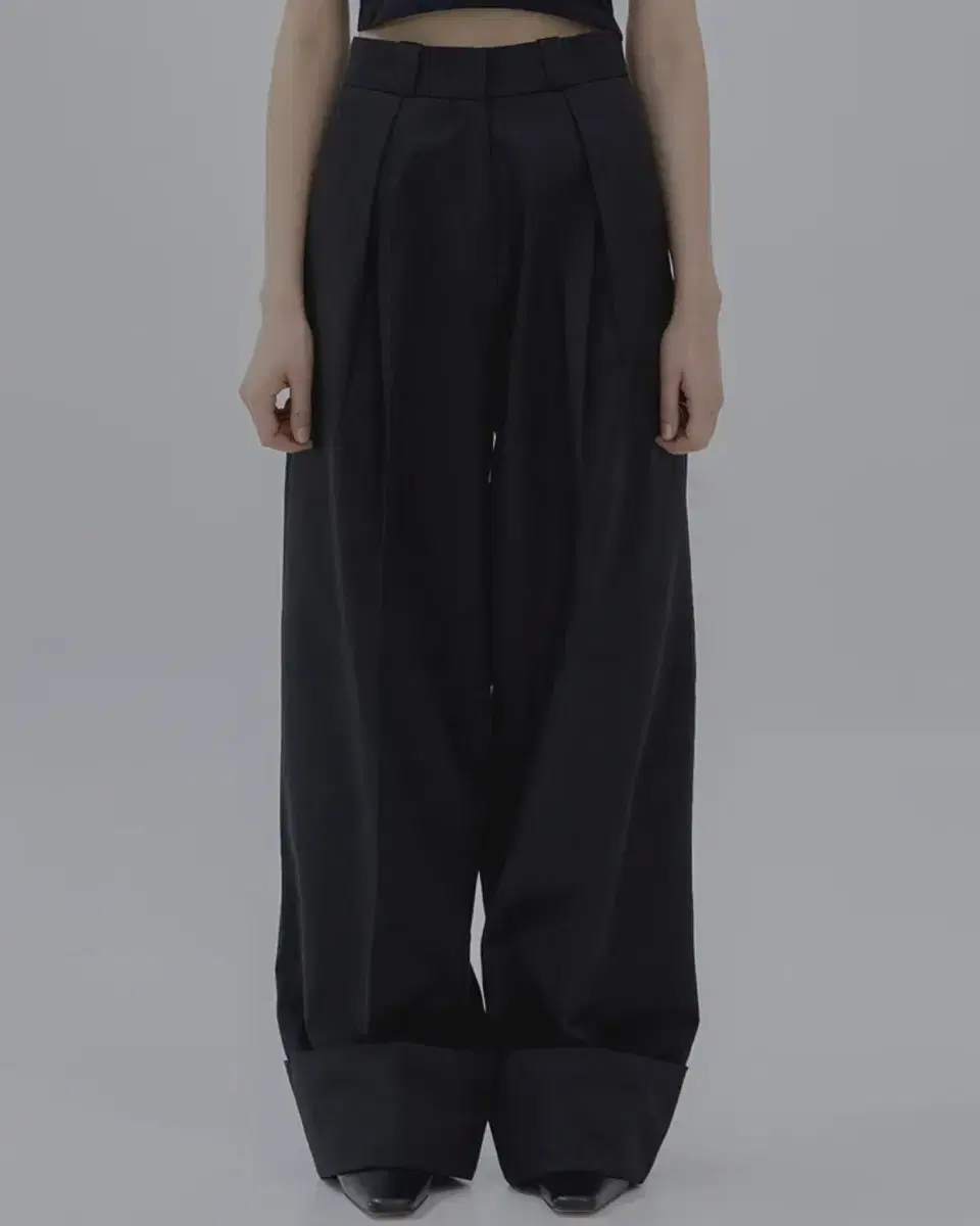 Trimmed Bird Roll-up Inverted Pleats Pants