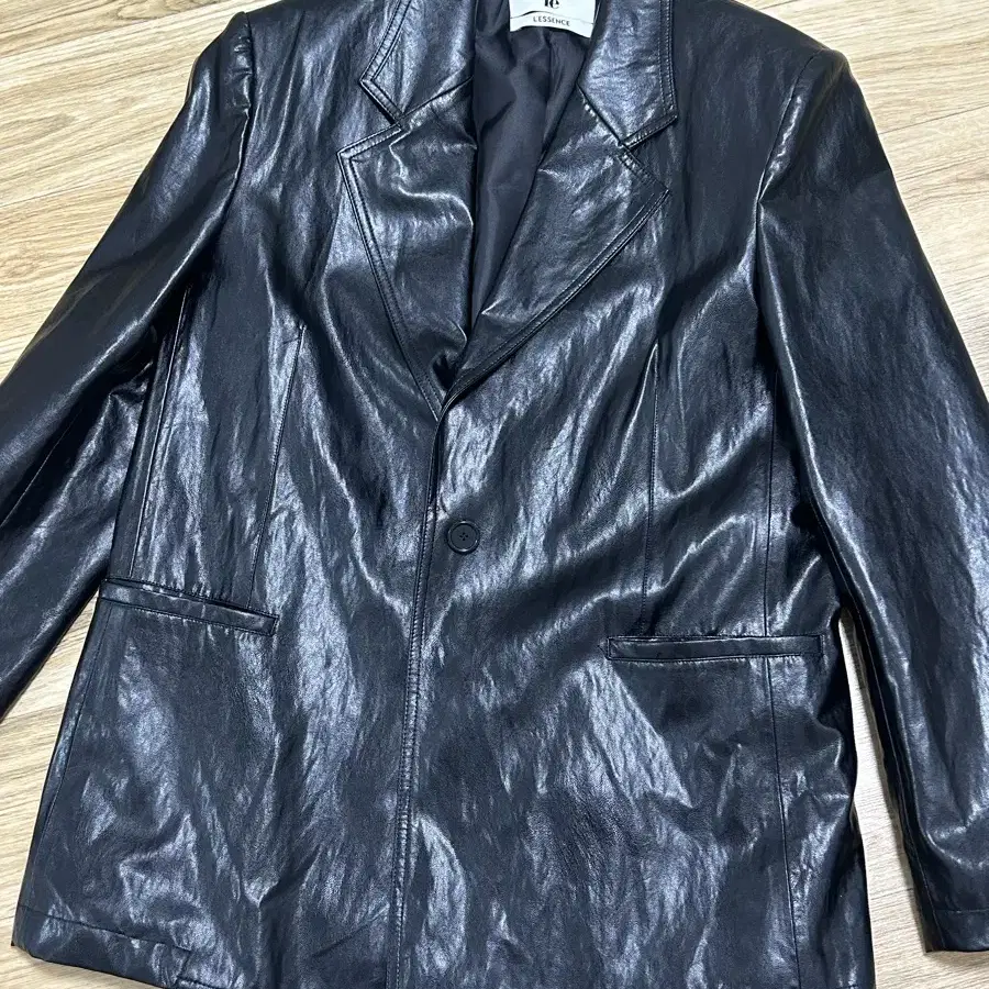 Le 르 레더자켓 (faux leather over-fit blazer)