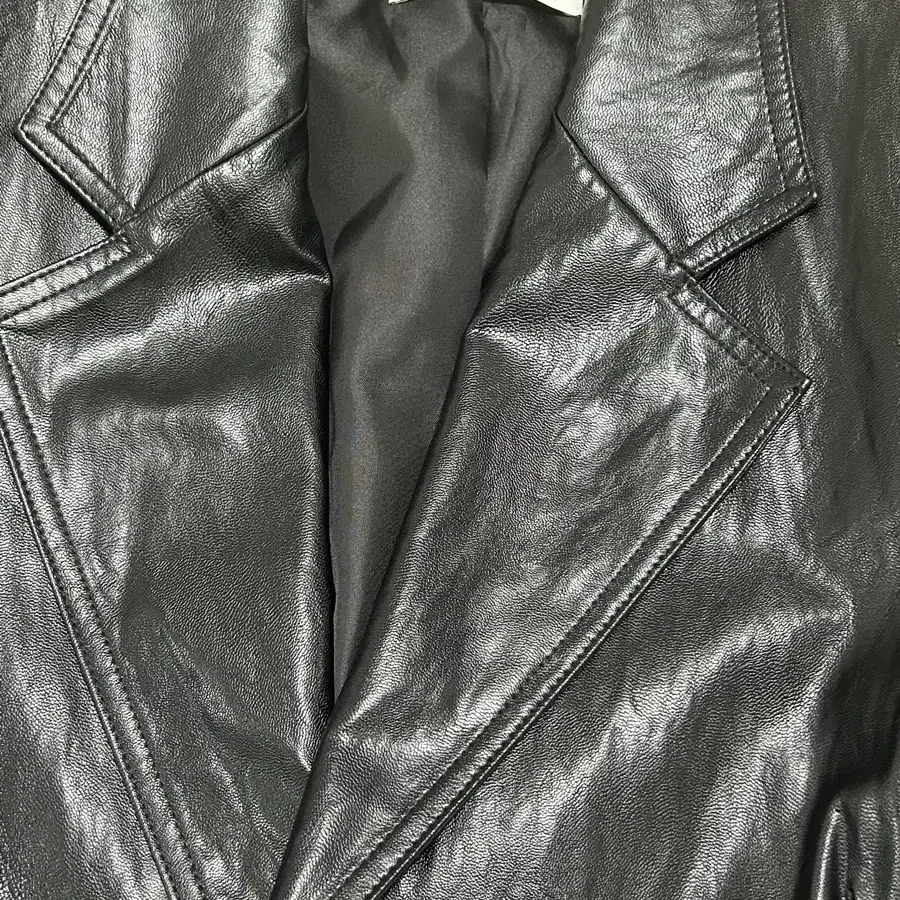 Le 르 레더자켓 (faux leather over-fit blazer)