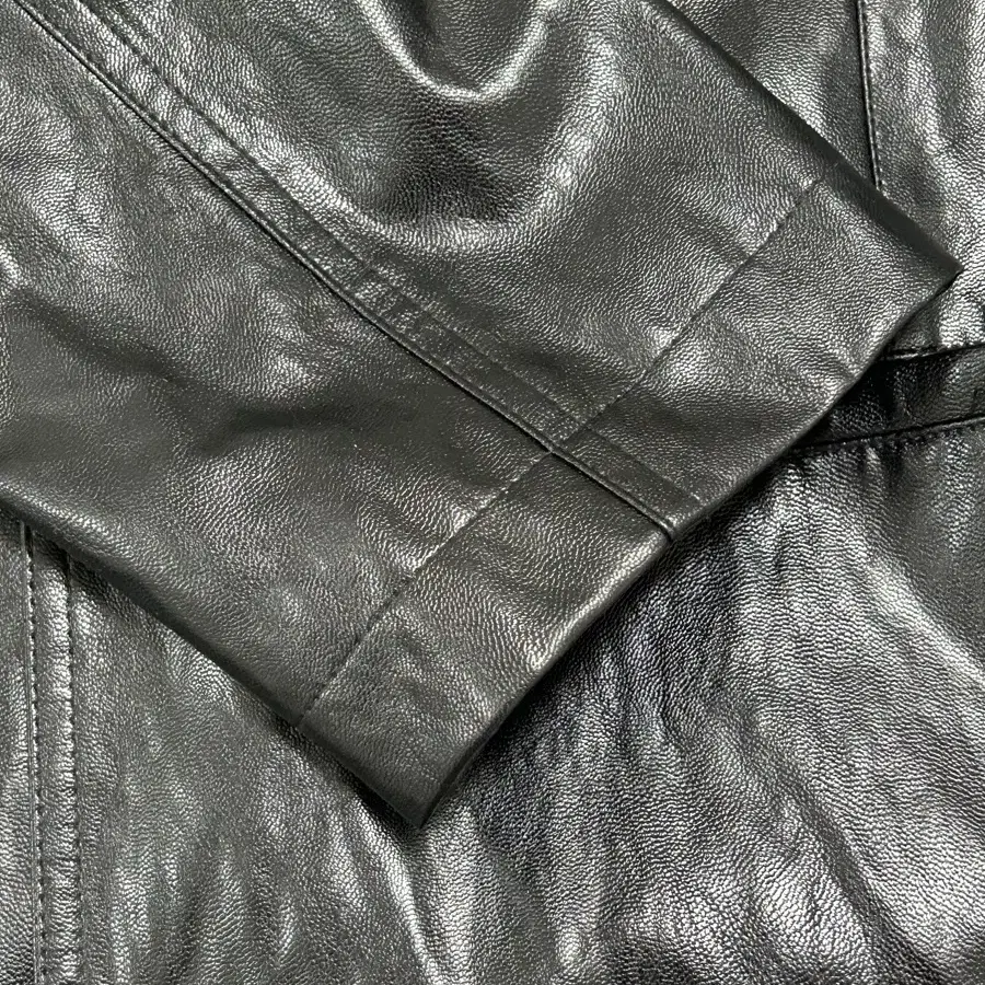 Le 르 레더자켓 (faux leather over-fit blazer)