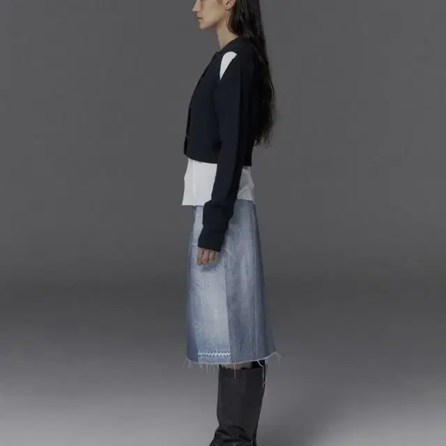 스튜디오테이블 SLIT CROPPED CARDIGAN