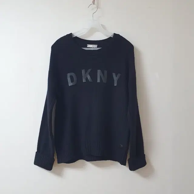 DKNY 로고패치 여성 니트