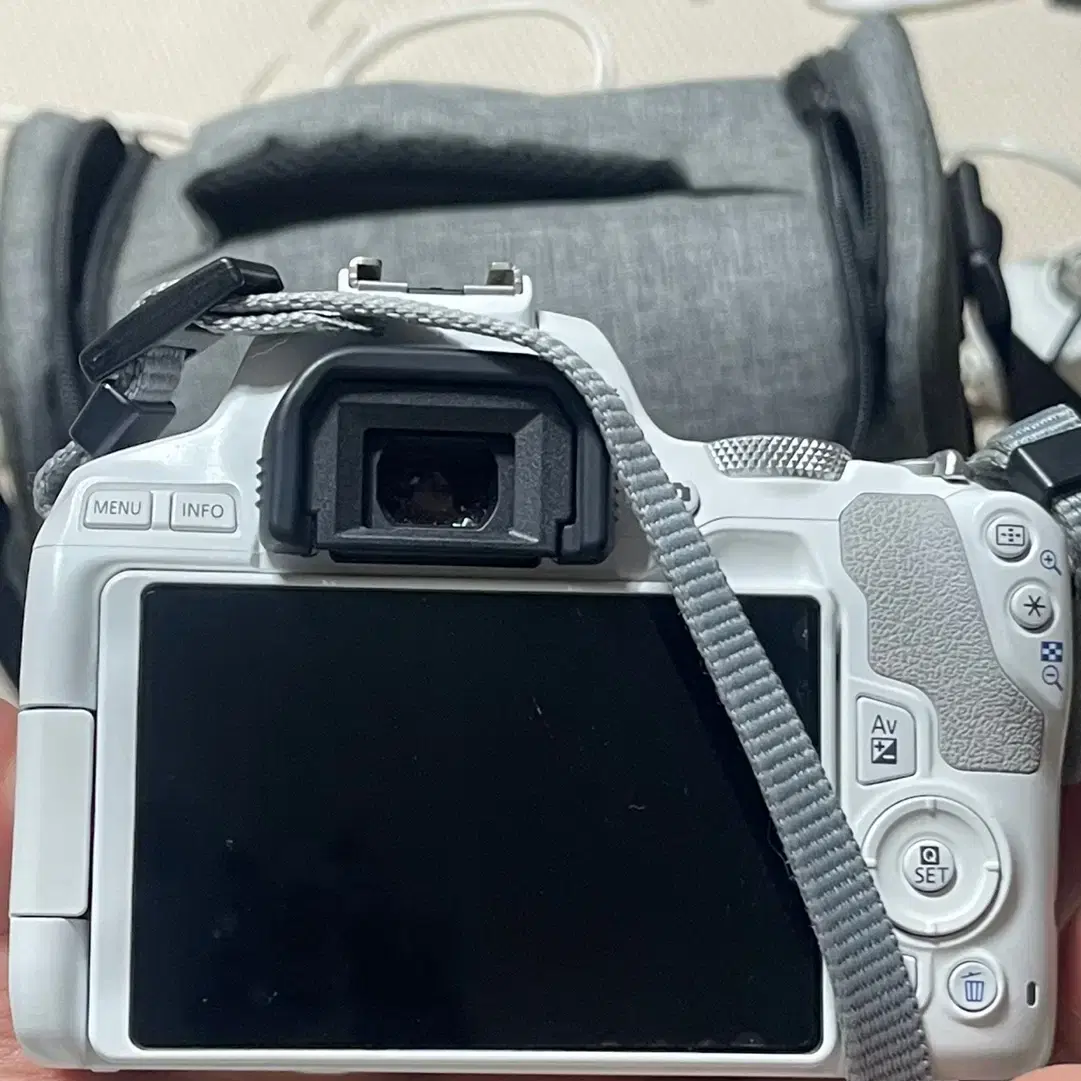 캐논 EOS 200D 화이트 (번들렌즈 렌즈 뚜껑x) 팔아요