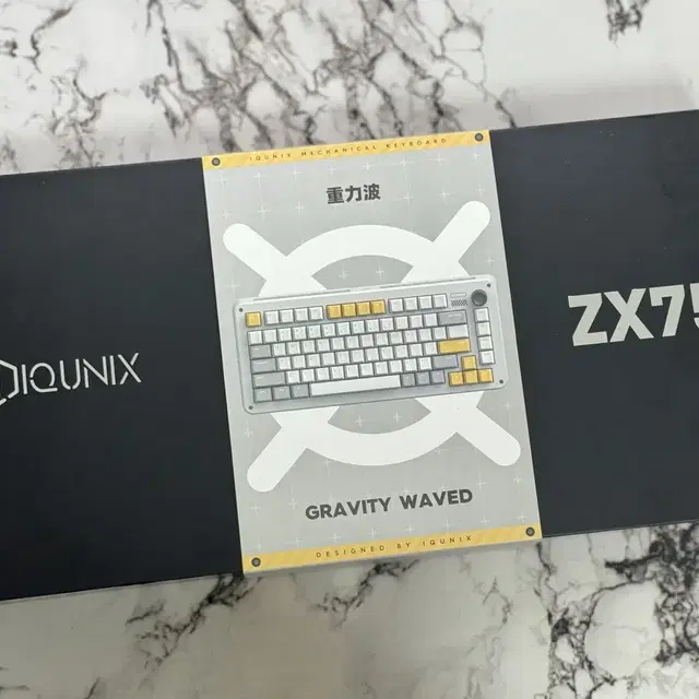 IQUNIX ZX75 풀윤활 키보드 판매합니다.