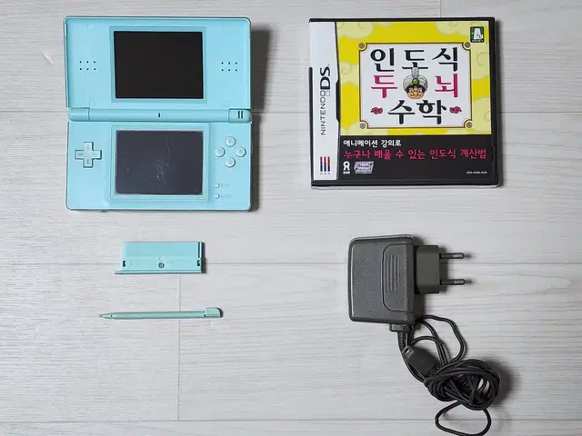 닌텐도 DS LITE + 인도식 두뇌수학 미개봉 판매합니다