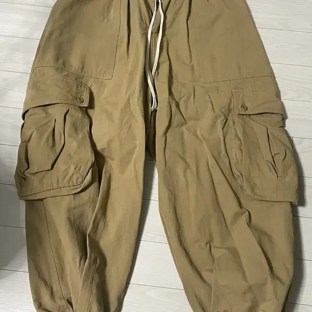 앵글런 Curve Big Cargo Balloon Pants - Beig