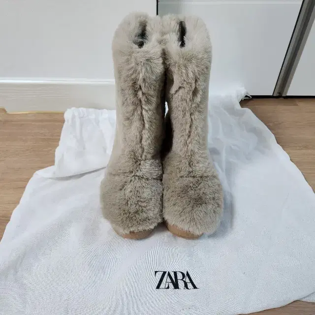 (이번주만)ZARA 퍼 부츠 fur boots(택달린 새상품)